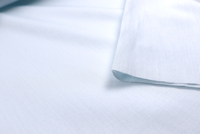 ６０コットン 広巾サテン シルクソフト うす水色 断面と厚み感の確認（江戸ッ子 210ya）