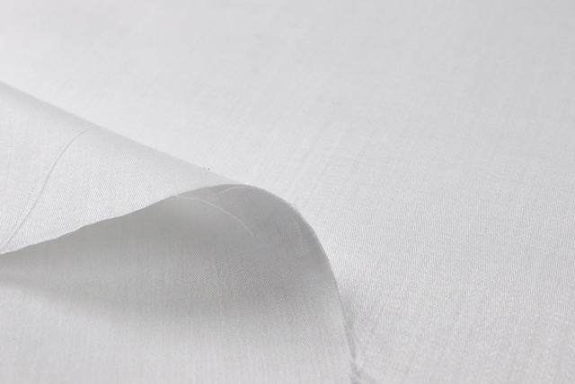 ８０コットン サテン シルクソフト 白 裏面と生地端のアップ（江戸ッ子 210ya）