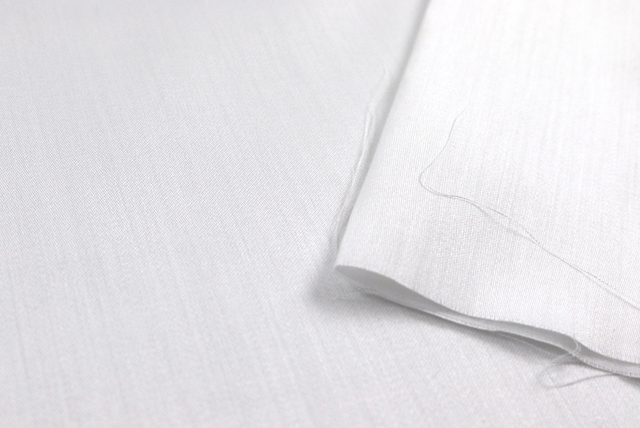 ８０コットン サテン シルクソフト 白 断面と厚み感の確認（江戸ッ子 210ya）