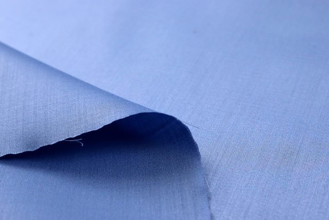 ８０コットン サテン シルクソフト ウェッジウッドブルー 裏面と生地端のアップ（江戸ッ子 210ya）
