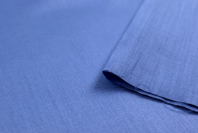 ８０コットン サテン シルクソフト ウェッジウッドブルー 断面と厚み感の確認（江戸ッ子 210ya）