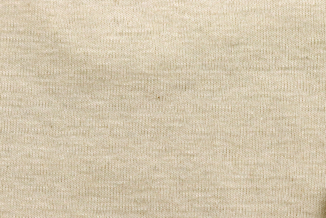 コットンリブニット オフベージュ 平面で見た細かな縦畝（ニット生地屋）