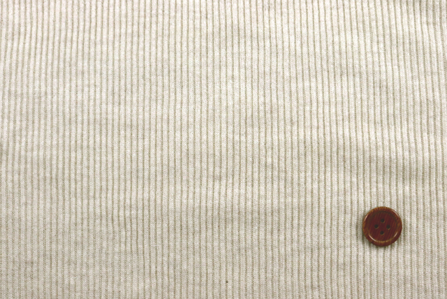 コットンリブニット 生成ベージュ 平面で見たはっきりした縦畝（ニット生地屋）