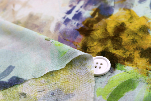 コットン強撚スムースニットプリント ぼかし柄 オフ地 生地裏面(スムース編み)