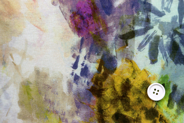 コットン強撚スムースニットプリント ぼかし柄 オフ地 全体柄とボタン比較(2cm)