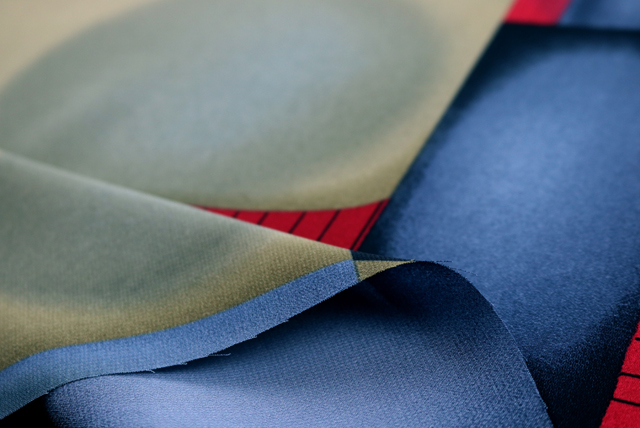 ポリエステル ジョーゼット 幾何プリント カーキグリーン系 裏面の様子