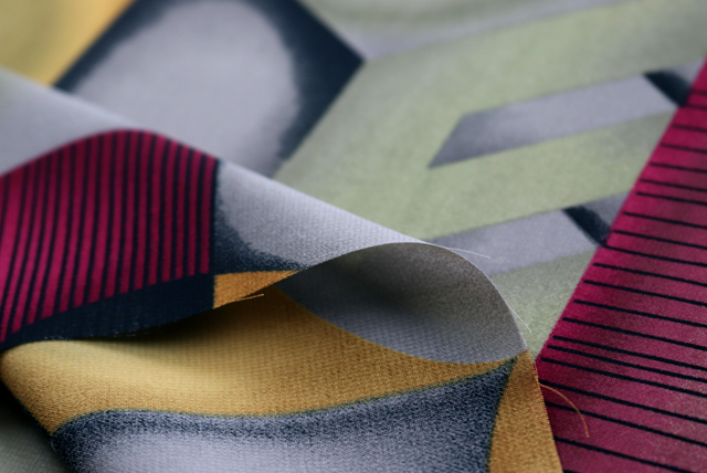 ポリエステル ジョーゼット 幾何プリント カーキ系 裏面