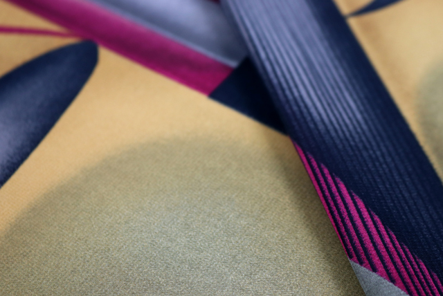 ポリエステル ジョーゼット 幾何プリント カーキ系 耳部分