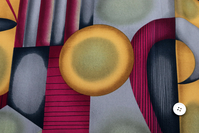 ポリエステル ジョーゼット 幾何プリント カーキ系 ボタン(2cm)との比較