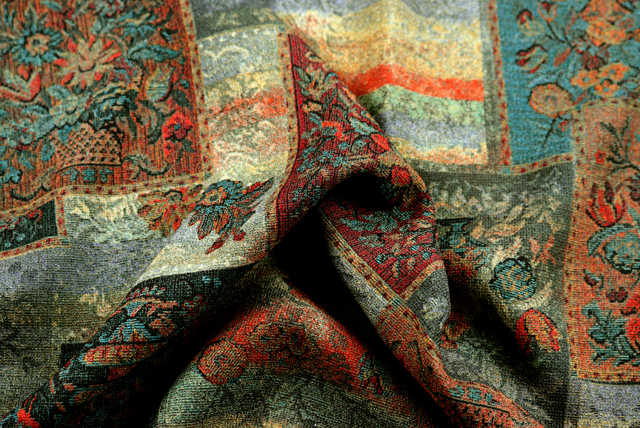 ポリエステル ゴブラン風プリント グリーン・レンガ系 ドレープ