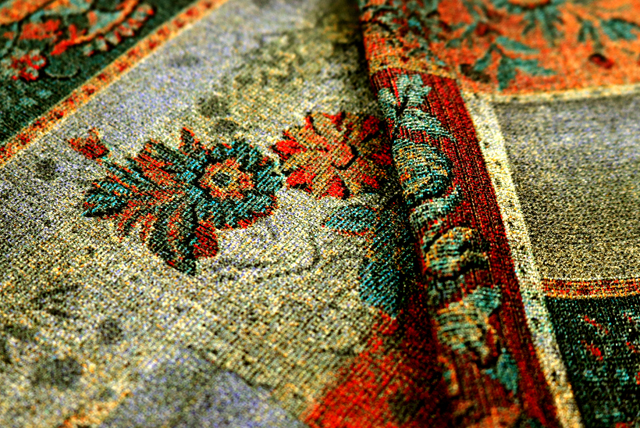 ポリエステル ゴブラン風プリント グリーン・レンガ系 生地アップ