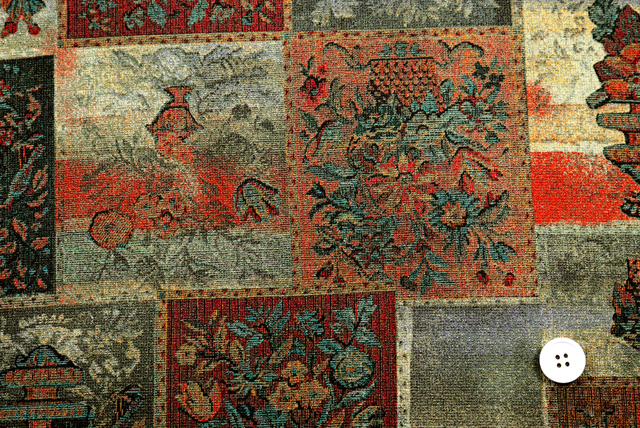 ポリエステル ゴブラン風プリント グリーン・レンガ系 ボタン(2cm)との比較