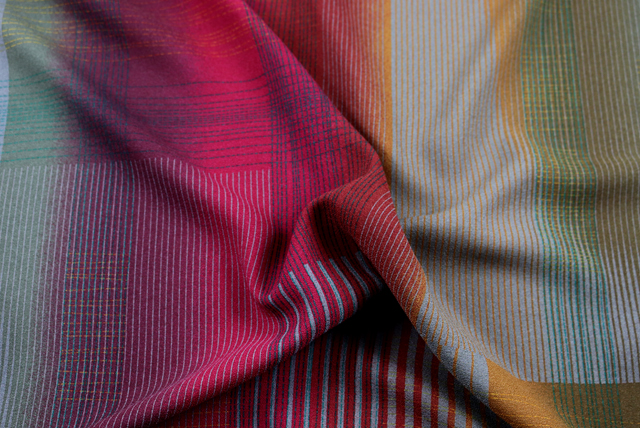 ポリエステル ぼかしチェックプリント レッド・グリーン系 ドレープ