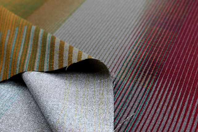 ポリエステル ぼかしチェックプリント レッド・グリーン系 裏面