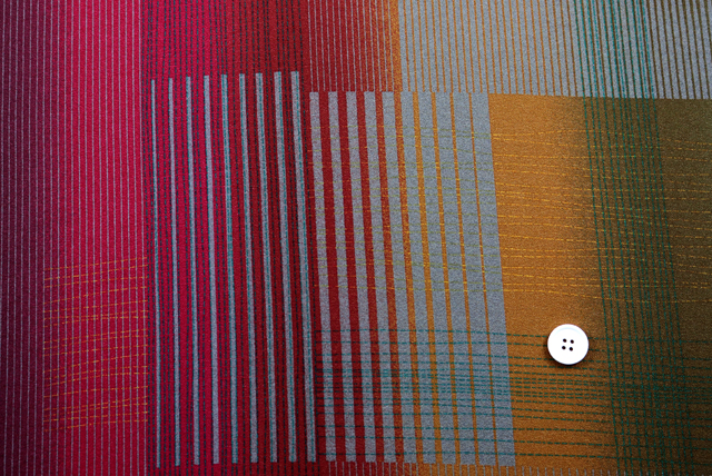 ポリエステル ぼかしチェックプリント レッド・グリーン系 ボタン（2cm）との比較