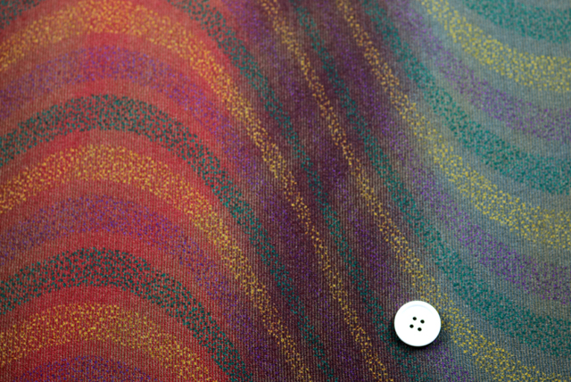 ポリエステル ぼかし波柄プリント ボタン（2cm）との比較