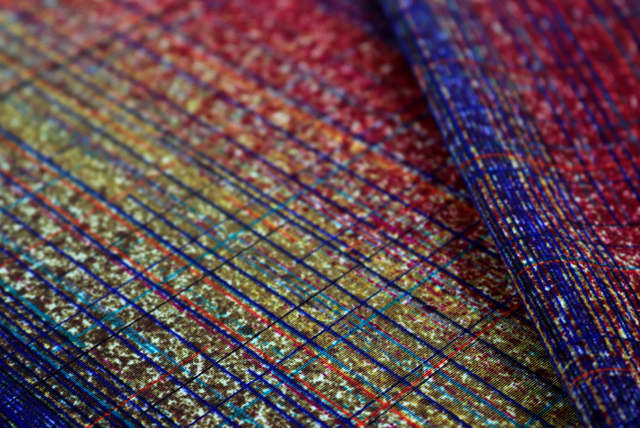 ポリエステルファイユ ぼかしこな雪チェックプリント 生地アップ