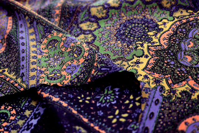 うすピーチスキン ペイズリープリント からし・若草・ラベンダー系 裏面