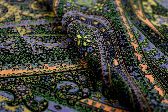 うすピーチスキン ペイズリープリント からし・若草・ラベンダー系 生地アップ