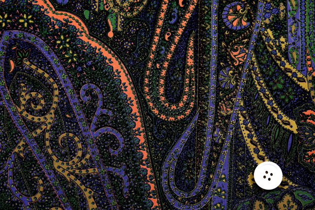 うすピーチスキン ペイズリープリント からし・若草・ラベンダー系 ボタン（2cm）との比較