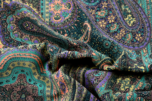 うすピーチスキン ペイズリープリント くすんだ黄土・緑・藤色系 ドレープ