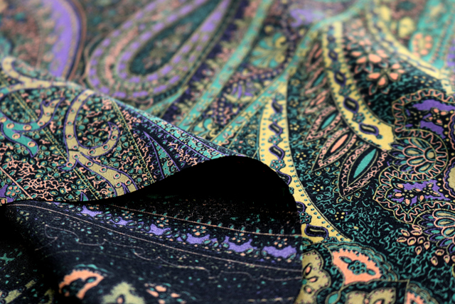 うすピーチスキン ペイズリープリント くすんだ黄土・緑・藤色系 裏面