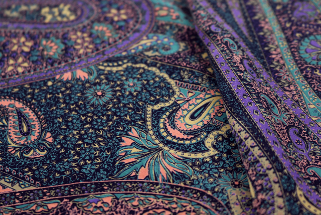うすピーチスキン ペイズリープリント くすんだ黄土・緑・藤色系 生地アップ