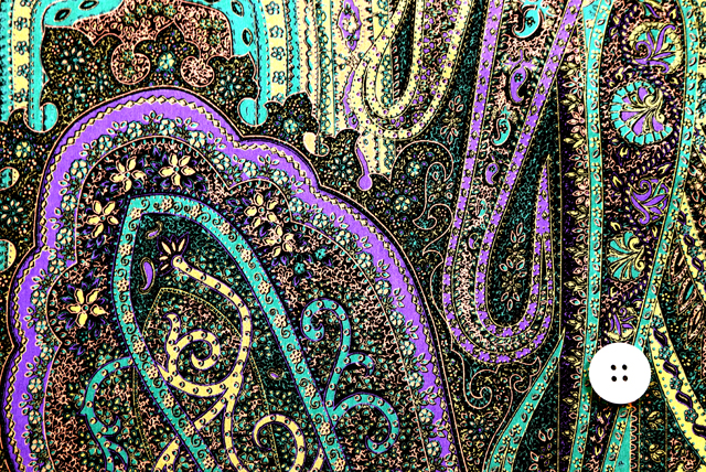 うすピーチスキン ペイズリープリント くすんだ黄土・緑・藤色系 ボタン（2cm）との比較