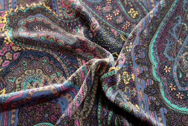 うすピーチスキン ペイズリープリント 黄土・ターコイズグリーン・オールドブルー系 ドレープ