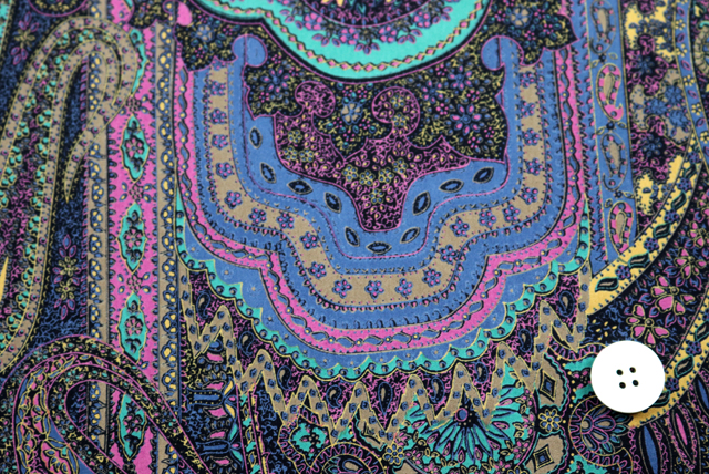 うすピーチスキン ペイズリープリント 黄土・ターコイズグリーン・オールドブルー系 ボタン(2cm)との比較