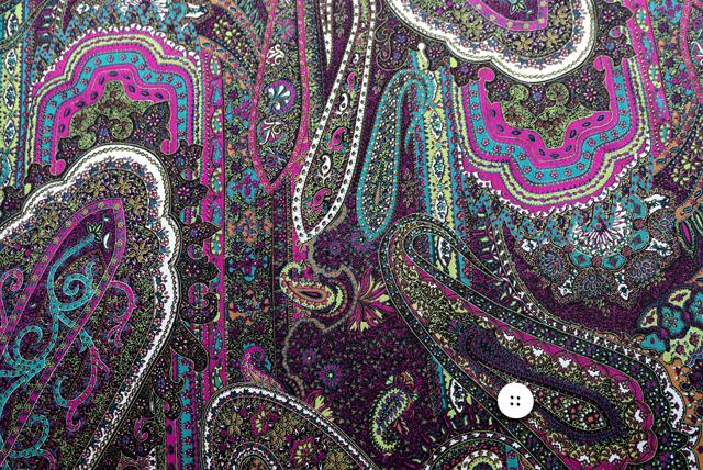 うすピーチスキン ペイズリープリント 抹茶・ターコイズグリーン・赤紫系 生地全体