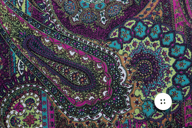 うすピーチスキン ペイズリープリント 抹茶・ターコイズグリーン・赤紫系 ボタン(2cm)との比較