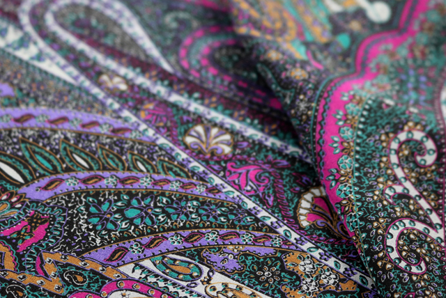 うすピーチスキン ペイズリープリント 生地アップ