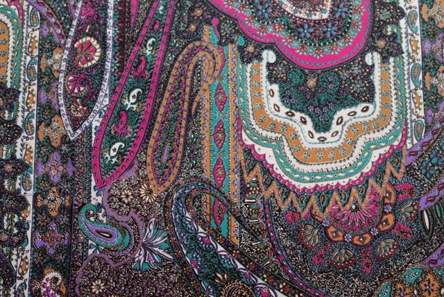 うすピーチスキン ペイズリープリント ボタン(2cm)との比較