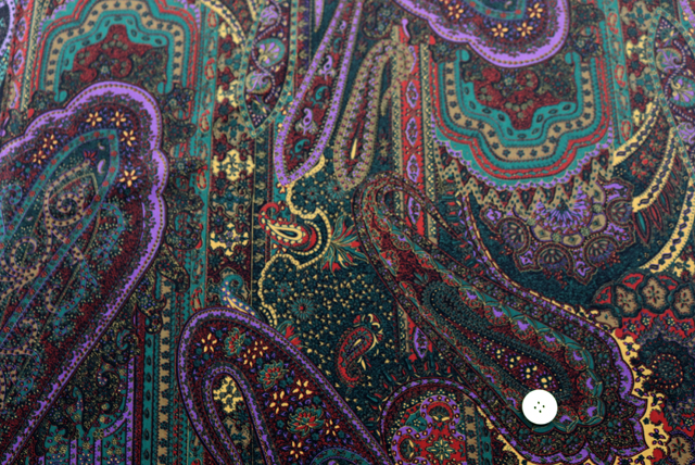 うすピーチスキン ペイズリープリント 赤茶・深緑・紫系 生地全体