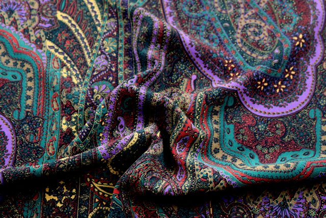 うすピーチスキン ペイズリープリント 赤茶・深緑・紫系 ドレープ