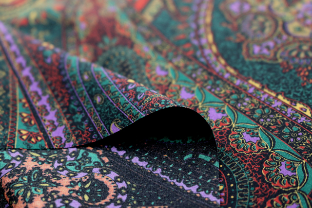 うすピーチスキン ペイズリープリント 赤茶・深緑・紫系 裏面