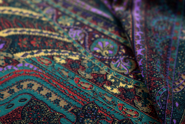 うすピーチスキン ペイズリープリント 赤茶・深緑・紫系 生地アップ