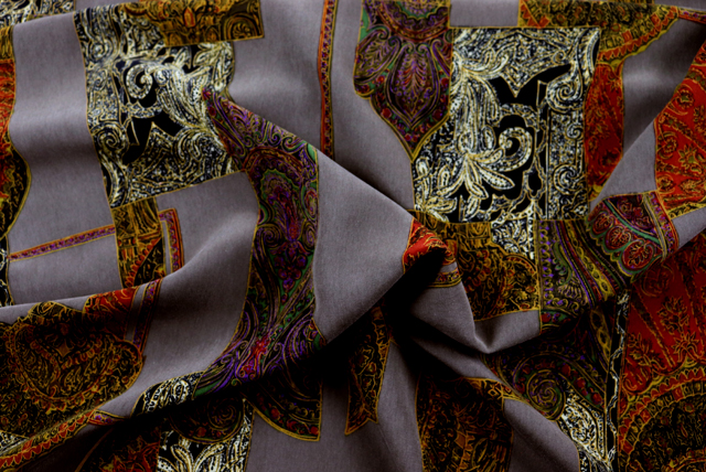 うすピーチスキン ペイズリー 茶鼠地 ドレープ