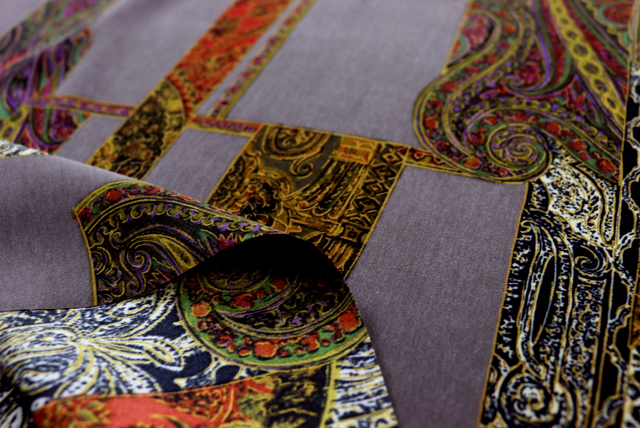 うすピーチスキン ペイズリー 茶鼠地 生地端・裏側