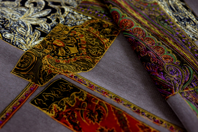 うすピーチスキン ペイズリー 茶鼠地 柄ディテール