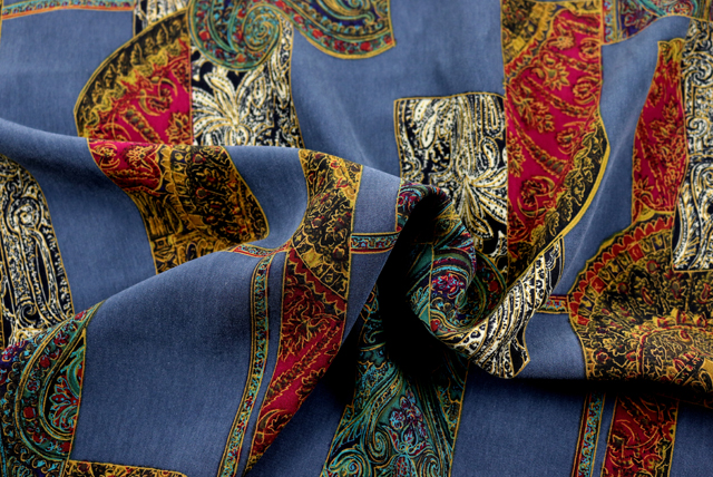 うすピーチスキン ペイズリー 瓦青地 ドレープ