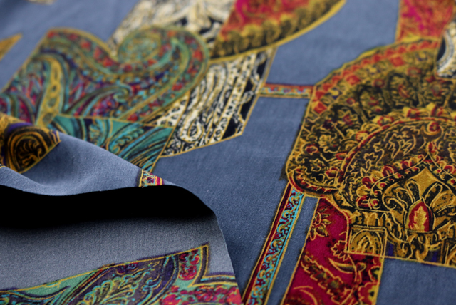 うすピーチスキン ペイズリー 瓦青地 生地端・裏側