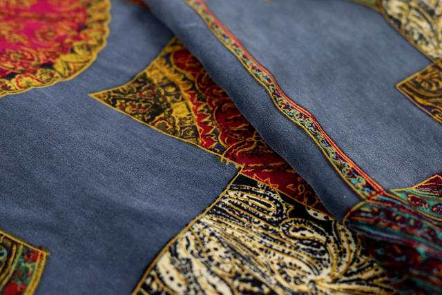 うすピーチスキン ペイズリー 瓦青地 柄ディテール