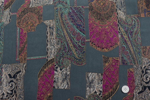 うすピーチスキン ヴィンテージ調ペイズリーアートプリント 鉄緑地 生地全体