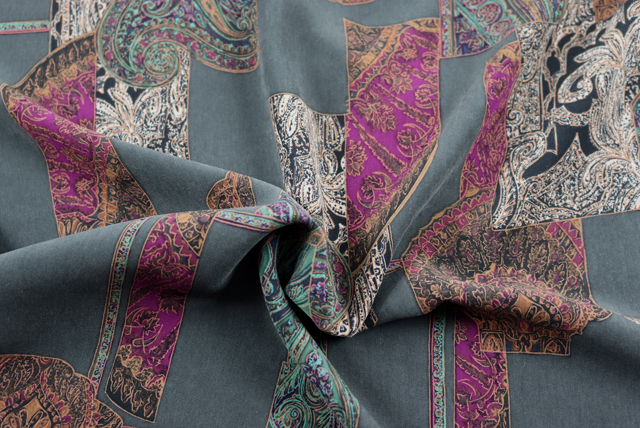 うすピーチスキン ヴィンテージ調ペイズリーアートプリント 鉄緑地 ドレープ