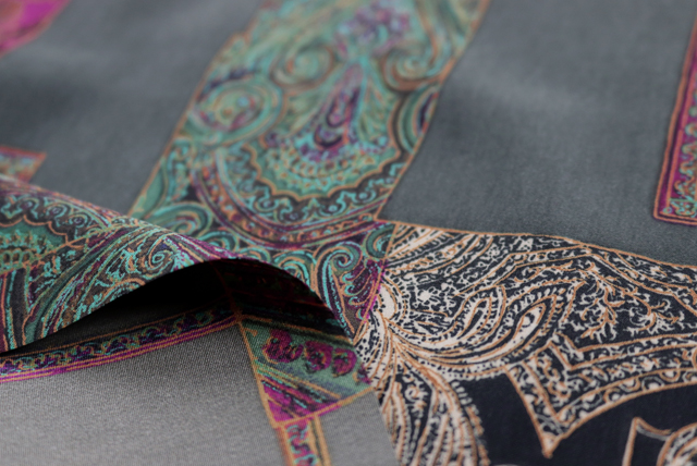 うすピーチスキン ヴィンテージ調ペイズリーアートプリント 鉄緑地 生地アップ