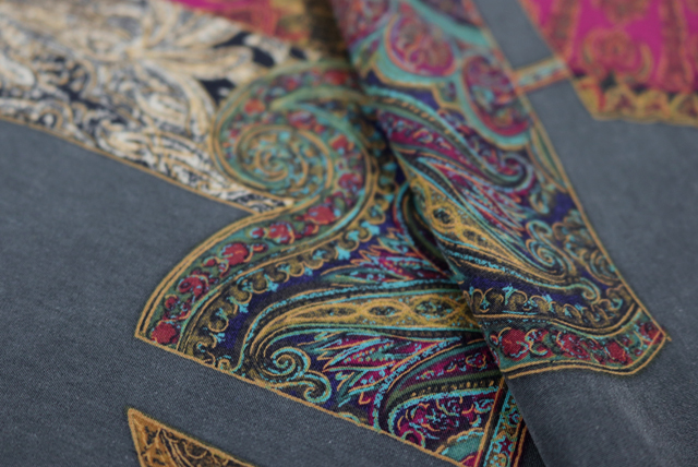 うすピーチスキン ヴィンテージ調ペイズリーアートプリント 鉄緑地 質感