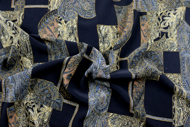 うすピーチスキン ペイズリー 黒地 ドレープ