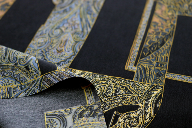 うすピーチスキン ペイズリー 黒地 生地端・裏側